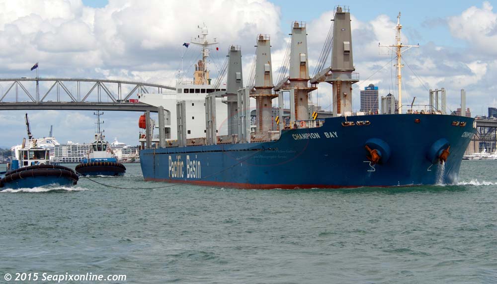 CHAMPION BAY (2000/19925grt/32835dwt/IMO 9218040, ex-OCEAN MELODY) arriving from Maceio, Brazil, passes upstream from the Auckland Harbour Bridge making for the Chelsea Sugar Refinery berth. Owned and managed by Pacific Basin Shipping of Hong Kong. 17 December 2015. Photo by Â© 2015 SeapixOnline.com
