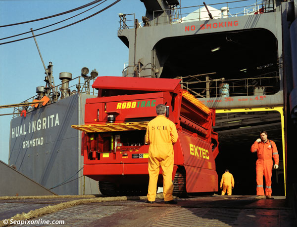 HUAL INGRITA (1980/33369grt/IMO 7900211, ex-INGRITA. Renamed HUAL TRUBADOUR, then HOEGH TRUBADOUR. Scrapped 2010) - loading mining equipment, Southampton. June 1999. Photo by Â© SeapixOnline.com