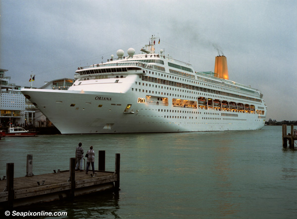 ORIANA (1995/69153grt/IMO 9050137. Renamed PIANO LAND in 2019) alongside Princes Wharf, Auckland during her annual round-the-world cruise. 2001. Photo by SeapixOnline.com/Trevor Coppock