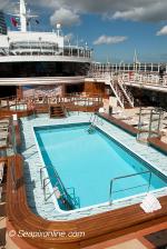 ID 6790 QUEEN ELIZABETH (2010/90901gt/IMO 9477498) - the Pavilion Pool and bar area on Deck 9.