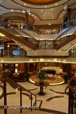 ID 6806 QUEEN ELIZABETH (2010/90901gt/IMO 9477498) - the three deck high Grand Lobby.