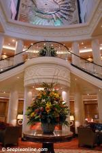 ID 5236 QUEEN MARY 2 (2003/148528grt/IMO 9241061) - The Grand Lobby, midship, Decks 2 & 3L.