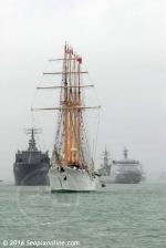 ID 10659 ESMERALDA (BE43, 1953/3673grt, ex-DON JUAN DE AUSTRIA) - Chilean Navy's barquentine training ship, International Fleet Review, Auckland.
Singapore's RSS RESOLUTION (left), Indonesia's KRI BANDA ACEH...