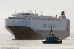ID 9528 HOEGH AFRICA (2004/57718grt/21214dwt/IMO 9277814, ex-HUAL AFRICA) about to take lines from her tugs as she arrives in Auckland from Melbourne, Australia. 