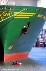 ID 8514 PACIFIC BREEZE (1986/42105gt/IMO 8507626. Scrapped 2010) berthed in Southampton's eastern docks, looms large above a passing dinghy and its occupants.