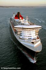 ID 8957 QUEEN MARY 2 (2003/148528grt/IMO 9241061) - with a top speed of 27knots and looking every inch an 'ocean greyhound', QM2, escorted by an ever-growing flotilla of welcoming pleasure craft, approaches...